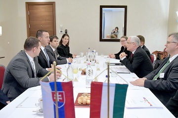 Minister zdravotníctva Tomáš Drucker počas neformálneho zasadnutia ministrov V4 rokoval s maďarskou delegáciou