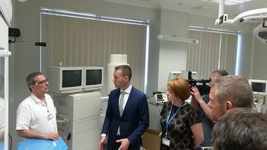 Minister zdravotníctva Tomáš Drucker s podpredsedom vlády Petrom Pellegrinim navštívili banskobystrické nemocnice