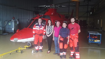 Ministerka zdravotníctva Andrea Kalavská a Milan Hoholík (konateľ ATE – v strede) spolu s leteckými záchranármi 