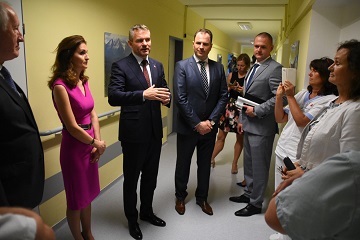 Ministerka zdravotníctva Andrea Kalavská s premiérom Petrom Pellegrinim na návšteve Univerzitnej nemocnice Bratislava.