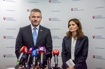 Premiér Peter Pellegrini s ministerkou zdravotníctva Andreou Kalavskou na návšteve MZ SR
