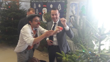Minister zdravotníctva Tomáš Drucker a riaditeľ DFNsP Bratislava Ladislav Kužela pri zdobení vianočného stromčeka
