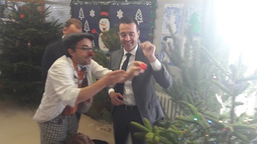 Minister zdravotníctva Tomáš Drucker a riaditeľ DFNsP Bratislava Ladislav Kužela pri zdobení vianočného stromčeka Minister zdravotníctva Tomáš Drucker a riaditeľ DFNsP Bratislava Ladislav Kužela pri zdobení vianočného stromčeka