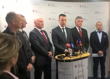 Minister zdravotníctva Tomáš Drucker na brífingu informoval o zabezpečení obhliadok mŕtvol