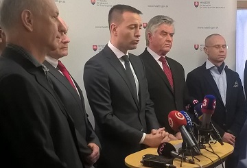 Minister zdravotníctva Tomáš Drucker na brífingu informoval o zabezpečení obhliadok mŕtvol