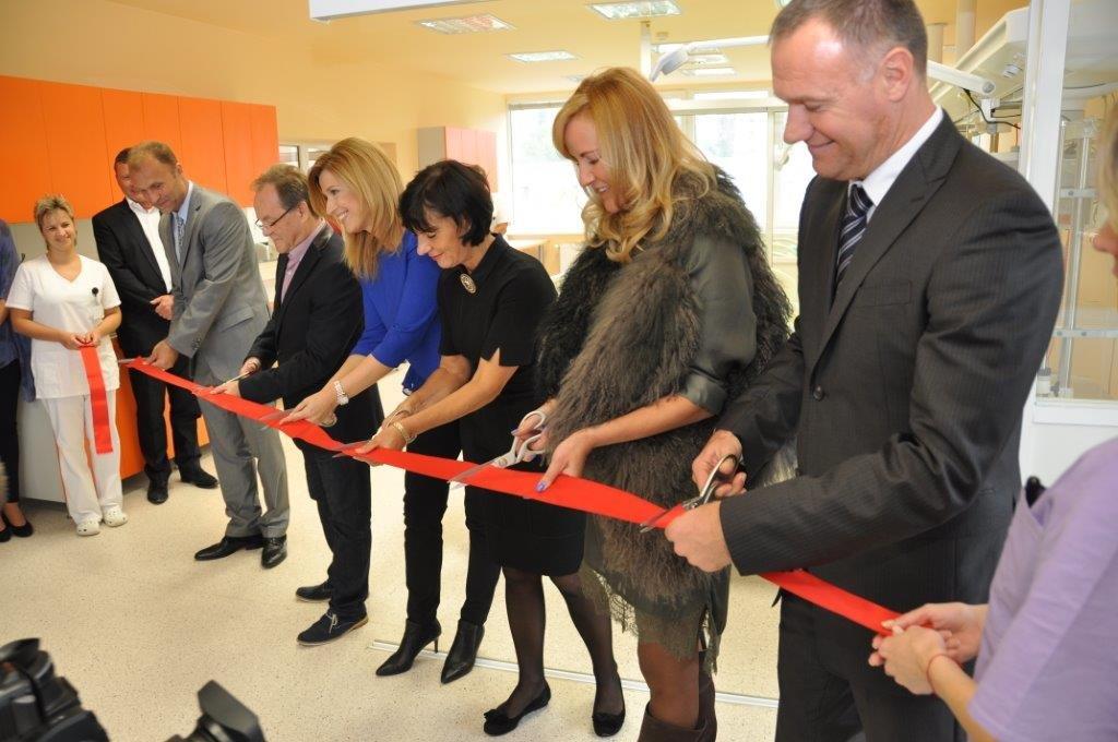 Štátny tajomník MZ SR Viliam Čislák ( prvý vpravo) pri prestrihnutí pásky na zrekonštruovanom pracovisku DFNsP Štátny tajomník MZ SR Viliam Čislák ( prvý vpravo) pri prestrihnutí pásky na zrekonštruovanom pracovisku DFNsP
