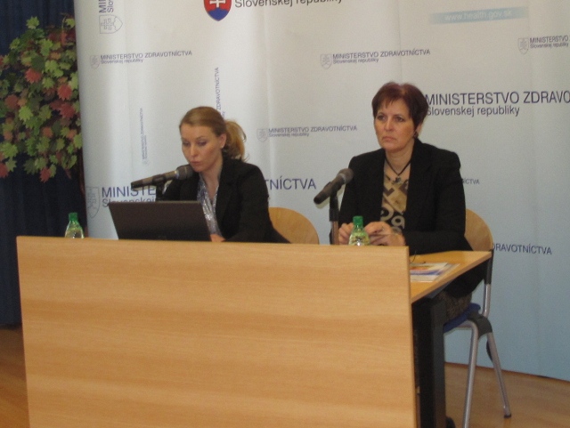 Generálna riaditeľka sekcie farmácie a liekovej politiky Michaela Cesnaková  (vľavo) pri prezentácii  na tlačovej besede na MZ SR
