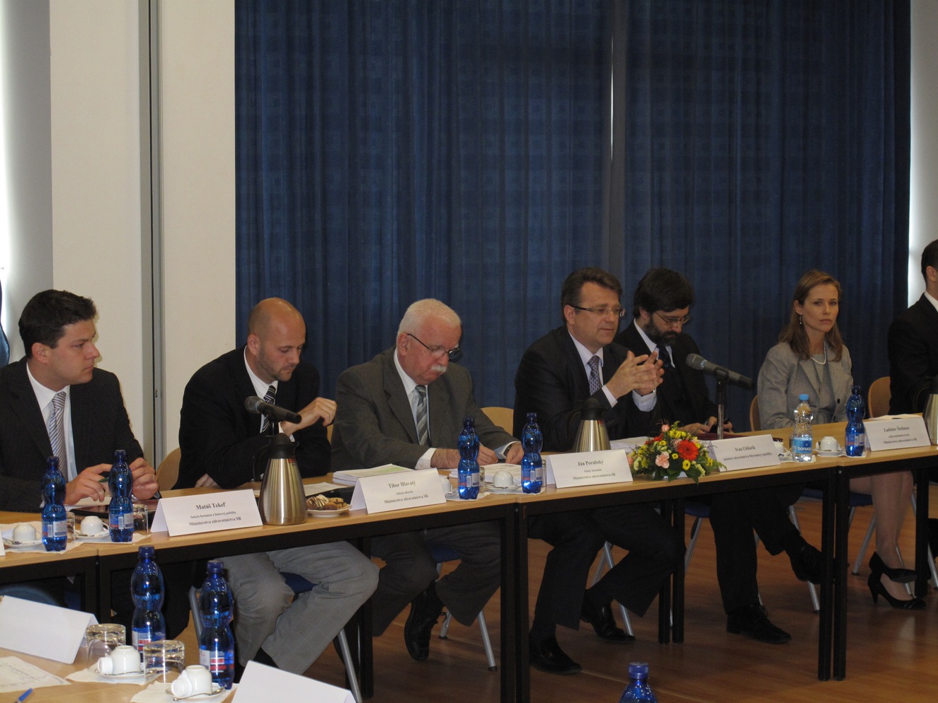 Minister zdravotníctva Ivan Uhliarik (v strede) otvára rokovanie za okrúhlym stolom Minister zdravotníctva Ivan Uhliarik (v strede) otvára rokovanie za okrúhlym stolom