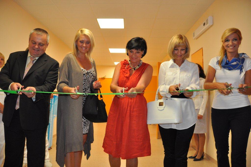 Ministerka Zuzana Zvolenská a riaditeľ DFNsP Daniel Žitňan spolu s hosťami pri slávnostnom prestrihnutí pásky pri príležitosti otvorenia ambulancií Ministerka Zuzana Zvolenská a riaditeľ DFNsP Daniel Žitňan spolu s hosťami pri slávnostnom prestrihnutí pásky pri príležitosti otvorenia ambulancií