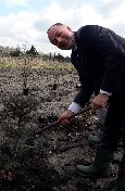 Štátny tajomník ministerstva zdravotníctva Stanislav Špánik pri sadení stromčeka.
