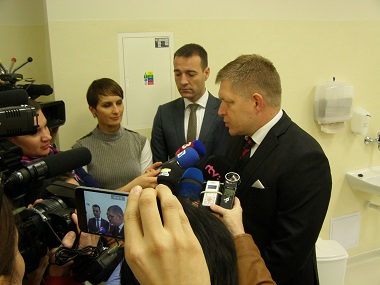 Premiér Robert Fico a minister zdravotníctva Tomáš Drucker na otvorení zrekonštruovaného pracoviska ambulantnej chemoterapie vo Fakultnej nemocnici Nitra