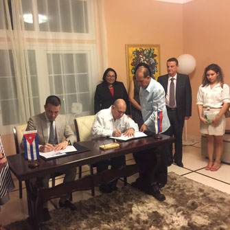 Minister zdravotníctva Tomáš Drucker a s kubánskym ministrom verejného zdravia Robertom Moralesom Ojedom podpísali Memorandum o ďalšej spolupráci v oblasti výskumu, vývoja a vzdelávania Minister zdravotníctva Tomáš Drucker a s kubánskym ministrom verejného zdravia Robertom Moralesom Ojedom podpísali Memorandum o ďalšej spolupráci v oblasti výskumu, vývoja a vzdelávania
