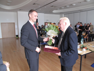 Ing. Peter Krahulec (vpravo) preberá  ocenenie z rúk ministra Richarda Rašiho