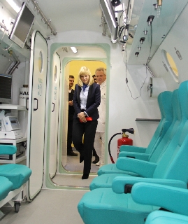 Ministerka Z. Zvolenska  vchádza do hyperbarickej komory   vo FN Trenčín