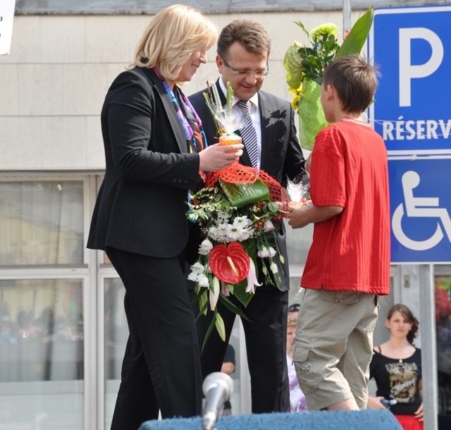 Minister Uhliarik spolu s premiérkou Ivetou Radičovou odovzdali darčeky deťom  pri príležitosti ich sviatku