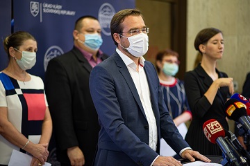 Minister zdravotníctva Marek Krajčí a hlavný hygienik Ján Mikas po rokovaní konzília epidemiológov