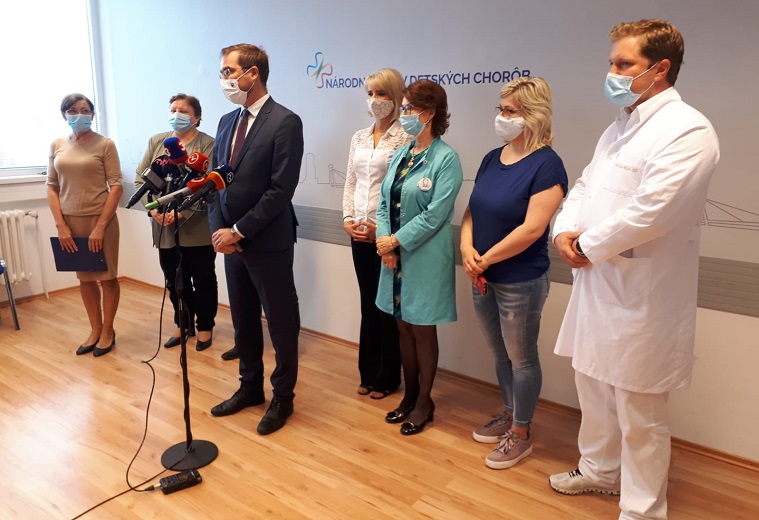 Minister zdravotníctva Marek Krajčí v NÚDCH k transplantácii obličky od matky pre malého  Šimona