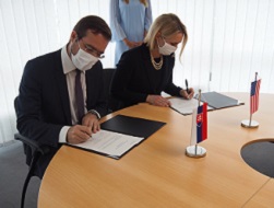 Minister zdravotníctva Marek Krajčí a veľvyslankyňa USA v SR Bridget Brink. Minister zdravotníctva Marek Krajčí a veľvyslankyňa USA v SR Bridget Brink.