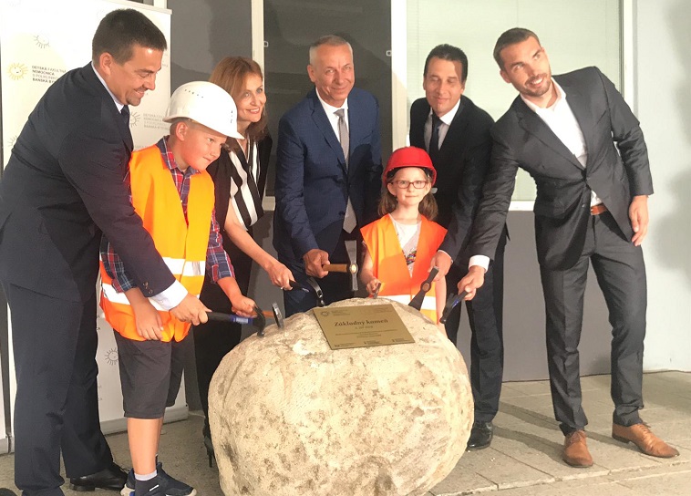 Ministerka zdravotníctva SR Andrea Kalavská na poklepaní základného kameňa rekonštrukcie DFNsP Banská Bystrica Ministerka zdravotníctva SR Andrea Kalavská na poklepaní základného kameňa rekonštrukcie DFNsP Banská Bystrica