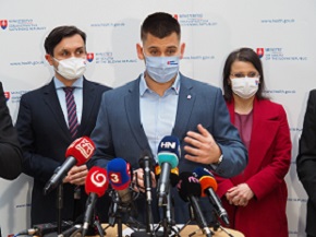 Štátni tajomníci MZ SR Jana Ježíková, Peter Stachura a Slávek Mlynář zo Slovenskej sporiteľne Štátni tajomníci MZ SR Jana Ježíková, Peter Stachura a Slávek Mlynář zo Slovenskej sporiteľne