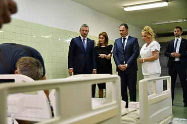 Premiér Peter Pellegrini  a ministerka zdravotníctva Andrea Kalavská na odovzdávaní nových lôžok v UNB