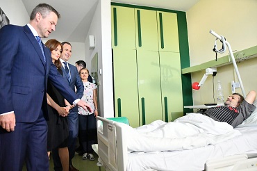 Premiér Peter Pellegrini  a ministerka zdravotníctva Andrea Kalavská na odovzdávaní nových lôžok v UNB