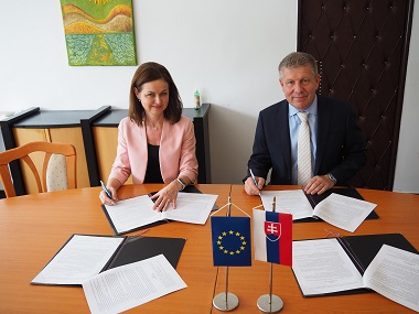 Minister Vladimír Lengvarský a prezidentka Slovenskej psychiatrickej spoločnosti Ľubomíra Izáková podpísali memorandum 