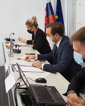 Minister Marek Krajčí online diskutoval s britským ministrom zdravotníctva Mattom Hancockom o celoplošnom testovaní