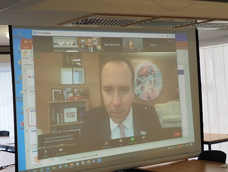 Minister Marek Krajčí online diskutoval s britským ministrom zdravotníctva Mattom Hancockom o celoplošnom testovaní