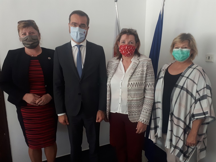 Minister zdravotníctva Marek Krajčí sa stretol so zástupkyňami sestier na čele prezidentkou SKAaPA Ivetou Lazorovou