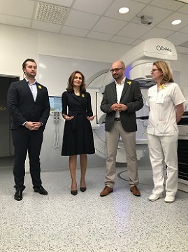 Ministerka zdravotníctva Andrea Kalavská na odovzdaní nového lineárneho urýchľovača v NOÚ Ministerka zdravotníctva Andrea Kalavská na odovzdaní nového lineárneho urýchľovača v NOÚ
