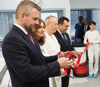 Ministerka zdravotníctva SR Andrea Kalavská a premiér Peter Pellegrini na otvorení nových priestorov v NÚSCH