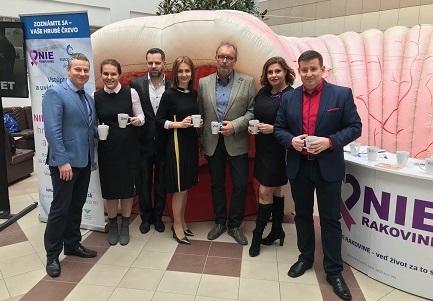 Ministerka zdravotníctva SR Andrea Kalavská, gastroenterológ MUDr. Boris Pekárek a zástupcovia organizácie Europacolon 