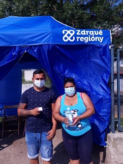 Asistenti podpory zdravia pred Kontrolným hygienickým bodom                  