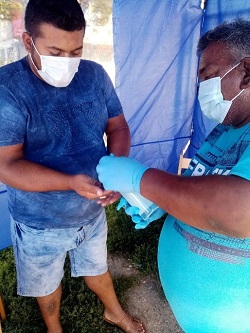 Asistent podpory zdravia vykonáva dezinfekciu rúk 