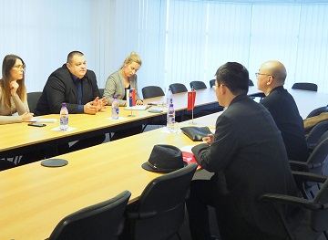 Hlavný hygienik SR Ján Mikas a zástupcovia MZ SR rokovali s čínskym chargé d`affaires Wang Ji