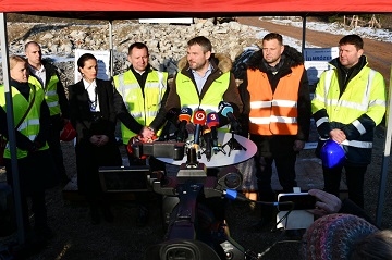 Premiér Peter Pellegrini v areáli bratislavských Rázsoch, kde pokračujú búracie práce