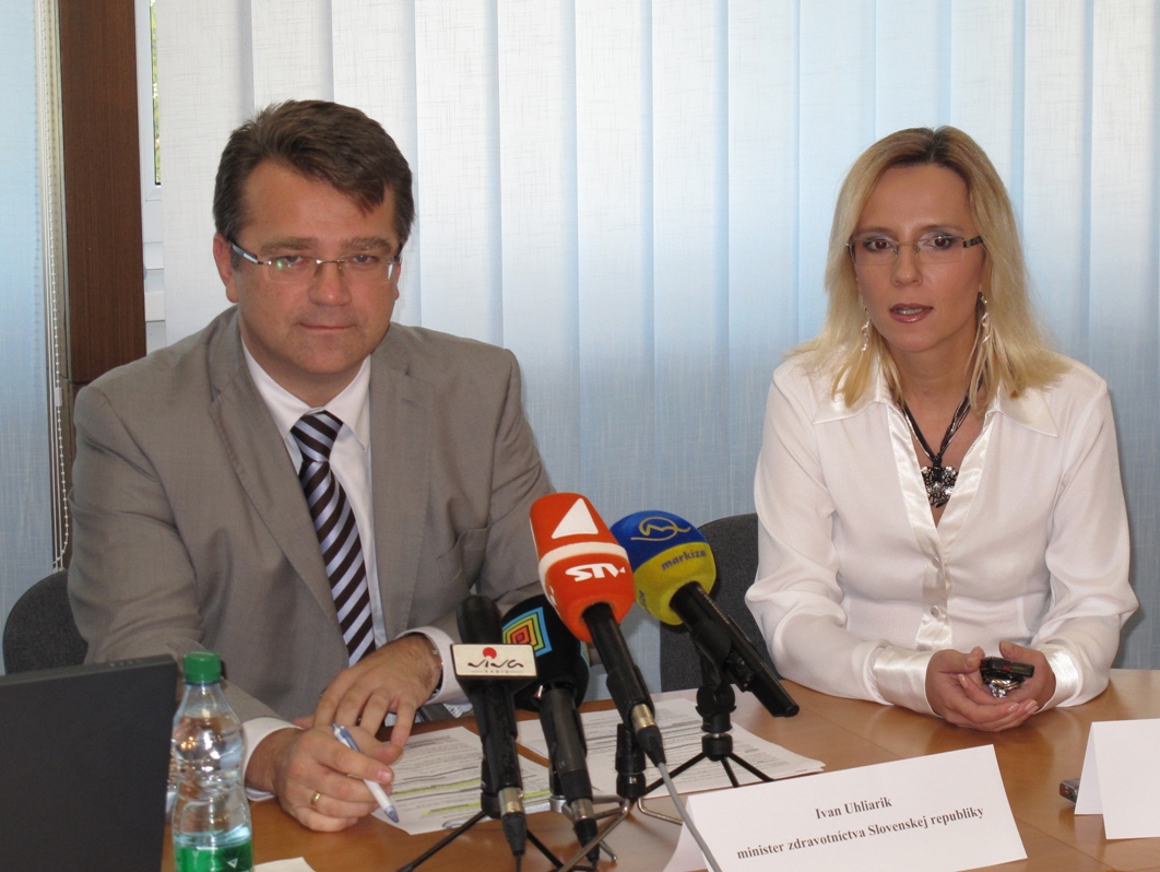 Minister Ivan Uhliarik (vľavo) a hovorkyňa ministerstva zdravotníctva Katarína Zollerová (vpravo)