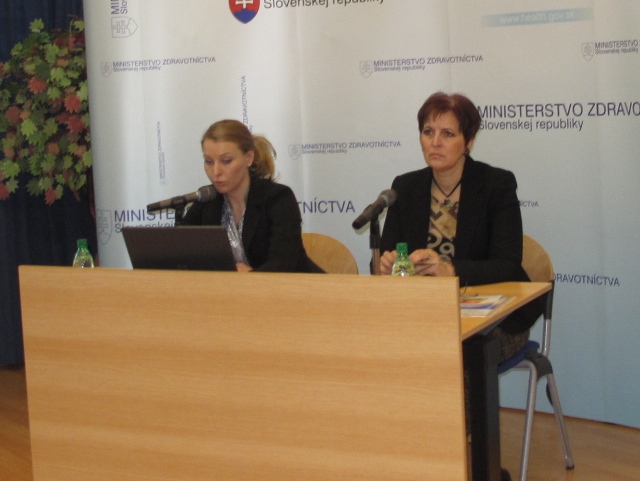 Generálna riaditeľka sekcie farmácie a liekovej politiky Michaela Cesnaková (vľavo) pri prezentácii na tlačovej besede na MZ SR Generálna riaditeľka sekcie farmácie a liekovej politiky Michaela Cesnaková (vľavo) pri prezentácii na tlačovej besede na MZ SR