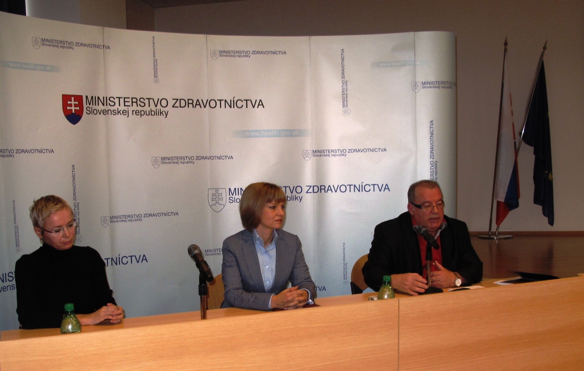 (zľava) hlavná odborníčka MZ SR pre pneumológiu a ftizeológiu Marta Hájková, ministerka Zuzana Zvolenská a hlavný hygienik SR Ivan Rovný (zľava) hlavná odborníčka MZ SR pre pneumológiu a ftizeológiu Marta Hájková, ministerka Zuzana Zvolenská a hlavný hygienik SR Ivan Rovný