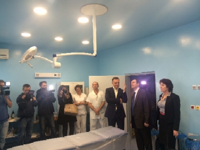 Minister Viliam Čislák a riaditeľ FNsP Nové Zámky Imrich Matuška pri prehliadke zrekonštruovaných priestorov nemocnice