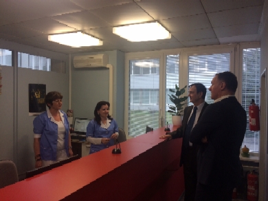 Minister Viliam Čislák  v priestoroch zrekonštruovaného centrálneho príjmu vo FNsP Nové Zámky 