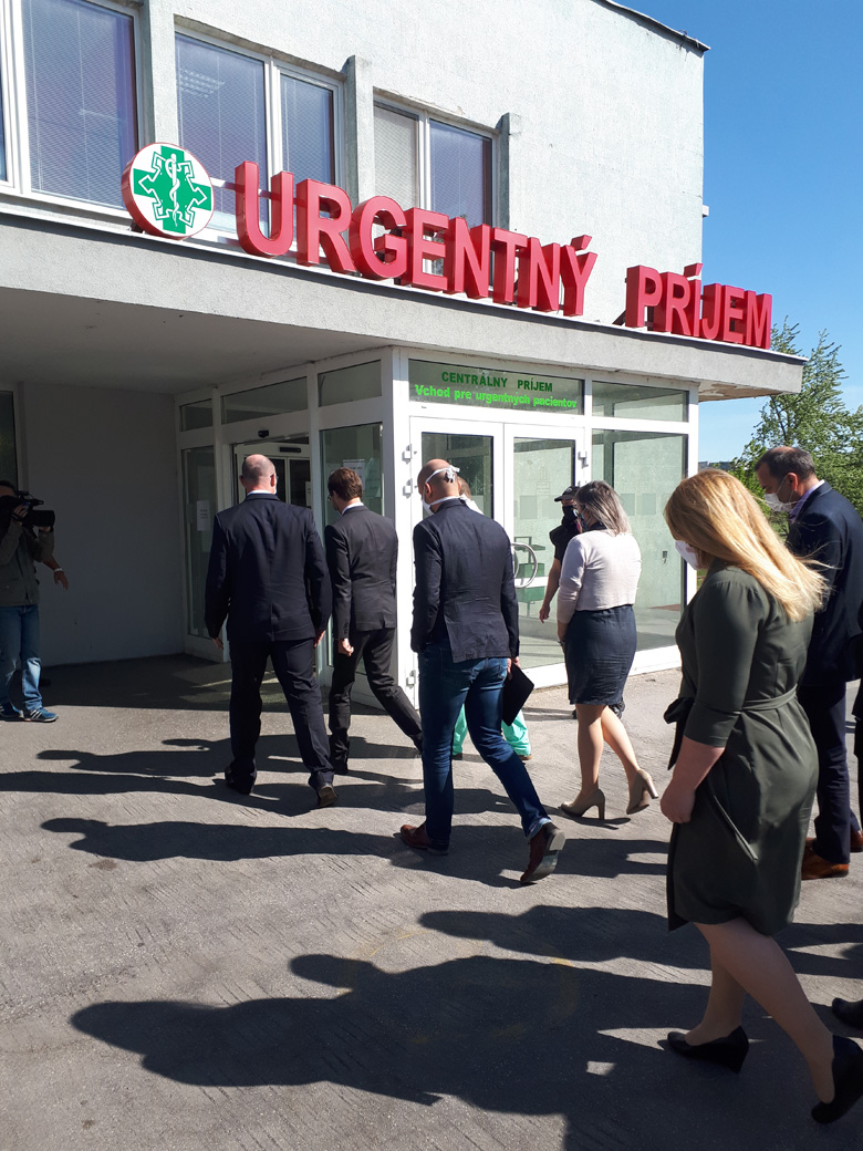 Minister zdravotníctva na návšteve v Nových Zámkoch, ocenil pretestovanie zamestnancov