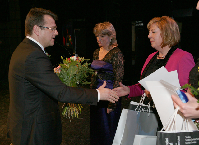 Minister Ivan Uhliarik   blahoželá  Mgr. Janke Bartkovej, finalistke v kategórii Sestra roka - manažérka  z Nemocnice  Dr. Vojtecha Alexandra v Kežmarku