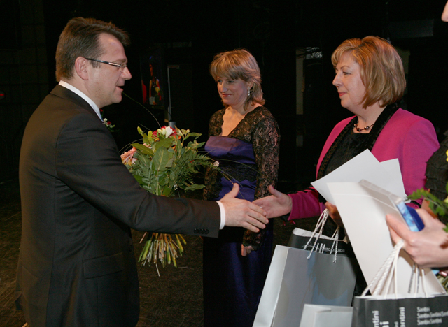 Minister Ivan Uhliarik blahoželá Mgr. Janke Bartkovej, finalistke v kategórii Sestra roka - manažérka z Nemocnice Dr. Vojtecha Alexandra v Kežmarku Minister Ivan Uhliarik blahoželá Mgr. Janke Bartkovej, finalistke v kategórii Sestra roka - manažérka z Nemocnice Dr. Vojtecha Alexandra v Kežmarku