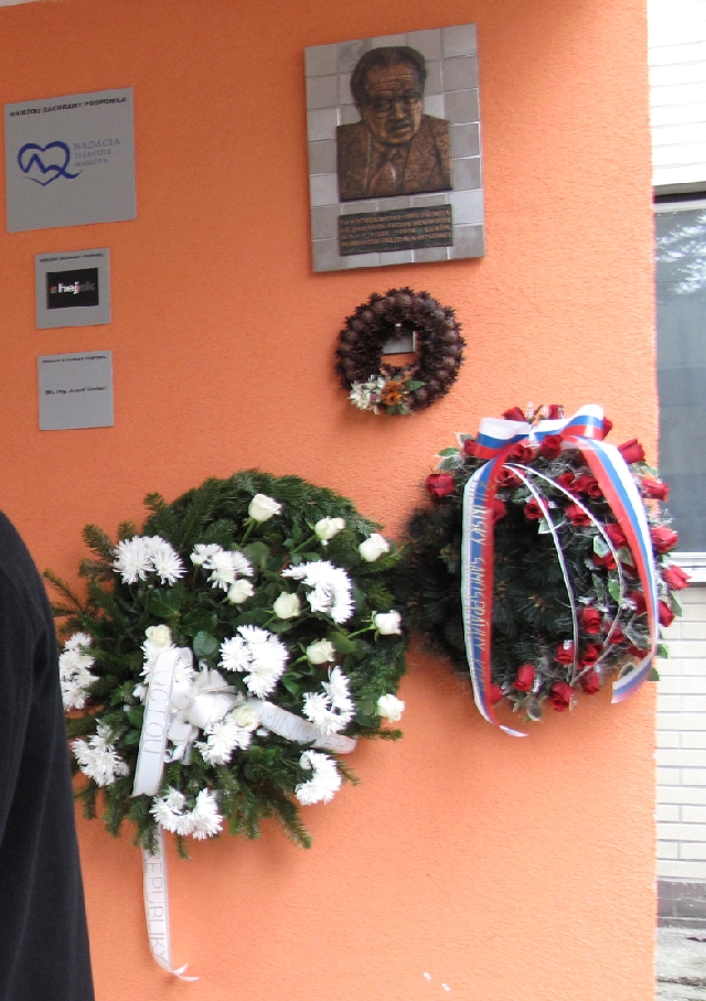 Pamätná tabuľa MUDr. Antona Neuwirtha, Dr. h. c. v areáli  nemocnice v Čadci  