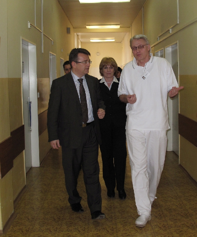Minister Ivan Uhliarik v sprievode riaditeľky FNsP Žilina Daniely Bekeovej pri prehliadke nemocnice  